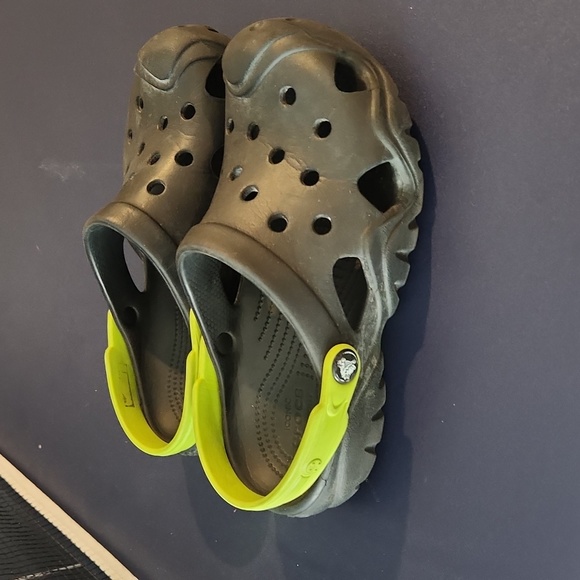 Boys black Crocs - Picture 2 of 3